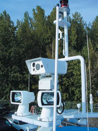 ACR RCL-600A zoeklicht gemonteerd op een schip