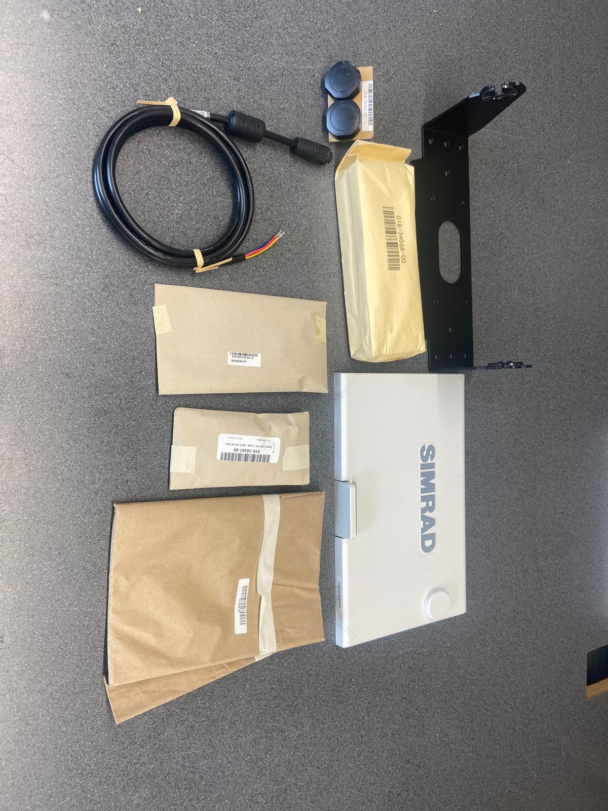 Simrad NSS 4 - 10 Zoll Kartenplotter mit weltweiter Basiskarte
