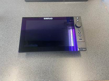 Simrad NSS 4 - 10 Zoll Kartenplotter mit weltweiter Basiskarte