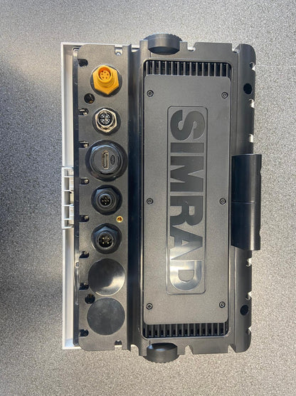Simrad NSS 4 - 10 Zoll Kartenplotter mit weltweiter Basiskarte
