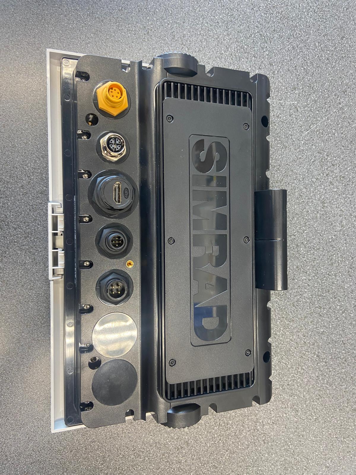 Simrad NSS 4 - 10 Zoll Kartenplotter mit weltweiter Basiskarte