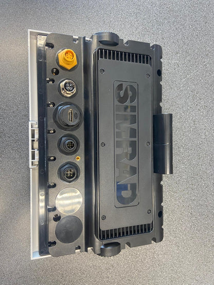 Simrad NSS 4 - 10 Zoll Kartenplotter mit weltweiter Basiskarte